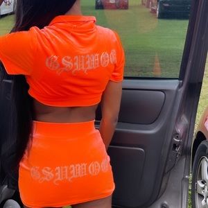 This is a 3 piece set from the brand Gsuwoo. It’s an extra small w/ stretch.